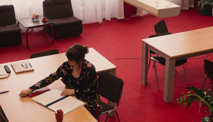 <em>Zbornica</em> Sonje Tarokić u glavnom programu festivala u Karlovim Varimapovezana slika